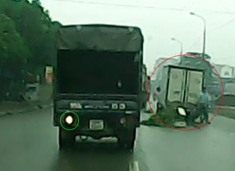 Chiếc xe tải "hỏng" nằm cản phần đường bên phải, xe tải này đã bật xi nhan xin vượt.